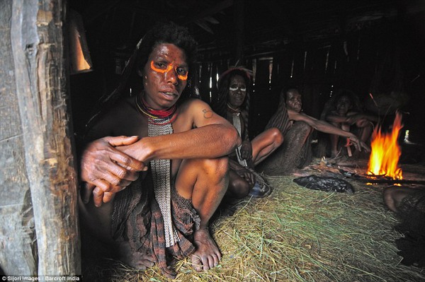 Lễ hội "đốt đá" độc đáo của bộ tộc khỏa thân ở Indonesia 12